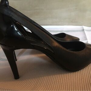 Michael Kors stilettos
Excellent condition
No sign of use
Size 7M
